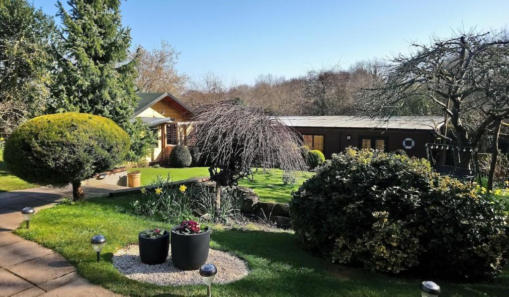 'Monktonmead Lodge' In Secluded Setting, With Private Indoor Pool. Райд Экстерьер фото