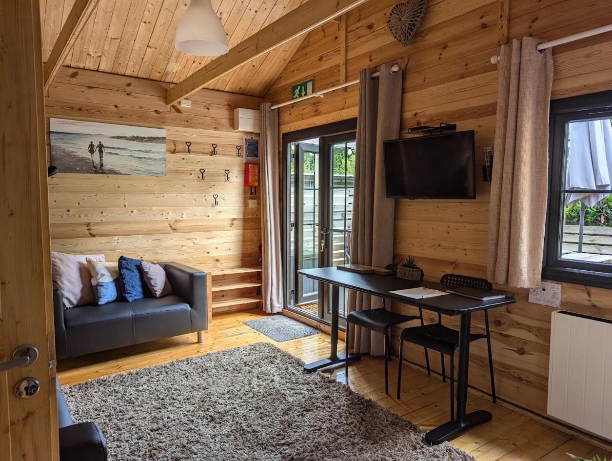 'Monktonmead Lodge' In Secluded Setting, With Private Indoor Pool. Райд Экстерьер фото